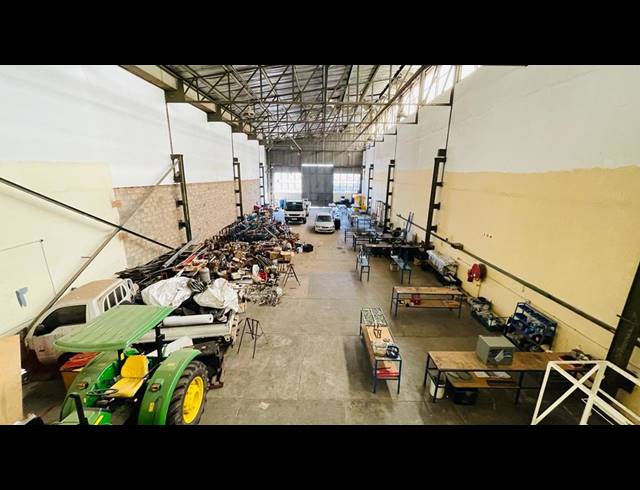 700M² WAREHOUSE TO LET IN LEA GLEN